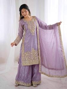 Présentation de la nouvelle collection de créateurs : Ensemble haut-bas et dupatta en soie avec broderies lourdes et travail de sequins, entièrement cousu. - Product Image 2