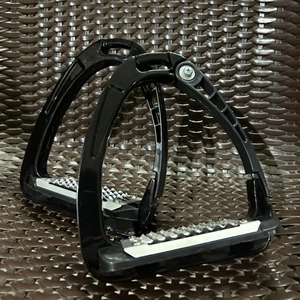 Étriers de sécurité professionnels en aluminium pour chevaux, à dégagement rapide, pour l'équitation anglaise et western, avec logo personnalisé, taille personnalisée, OEM ODM - Product Image 1