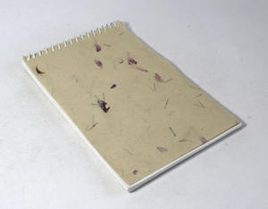 Fournitures scolaires : Papier naturel de couleur jardin, fabriqué à partir de fibres de jute 100 %, utilisé ici comme couverture de cahier à spirale. - Product Image 2