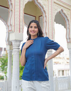 เสื้อท่อนบนผู้หญิงสีน้ำเงิน ผ้าเรยอน ด็อบบี้ ดีไซน์เนอร์ ทรงปกติ แขนพอง คอระบายจีบ ออกแบบมาเพื่อการสวมใส่ลำลองทั่วโลก - Product Image 4