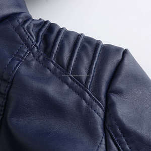 แจ็คเก็ตผู้หญิงหนังสีน้ำเงินเข้มมีฮู้ดเงางามพร้อมกระเป๋าซับในเชอร์ปาแสนสบายสำหรับฤดูหนาวและสไตล์ - Product Image 5