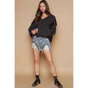 Suéter con cuello en V para mujer con parche acolchado de punto de cable POL - Product Image 1