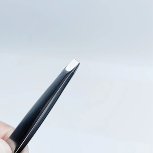 Pinzas Profesionales para Cejas de Acero Inoxidable de Alta Calidad con Punta Inclinada, Diferentes Diseños, Acabado Mate, con Color y Logotipo Personalizados - Product Image 4