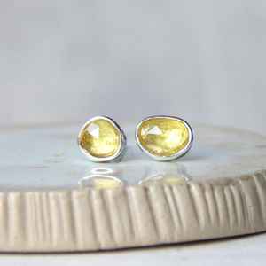 ต่างหูเงินแท้ประดับไพลินสีเหลืองธรรมชาติทรงโรสคัท ดีไซน์ไม่สมมาตร ชุบทอง สำหรับผู้หญิง เหมาะสำหรับงานฉลองครบรอบ - Product Image 1