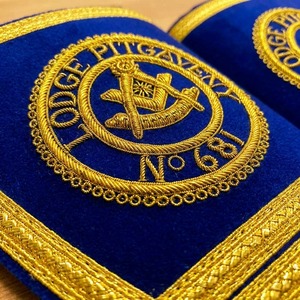 Insignias Bordadas a Mano de Alta Calidad, Ecológicas, 3D, para Coser, en Tela de Terciopelo Azul con Bordado Dorado en el Centro - Product Image 6