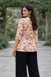 Ensemble Kurta à imprimé floral orange pour femmes, avec palazzo noir, manches trois quarts, vêtements ethniques décontractés - Product Image 4