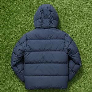 Veste d'hiver pour homme OEM, coupe ajustée, avec capuche, col montant, fermeture éclair et boutons, isolation hybride, emballage en fût, commandes en gros, marque privée - Product Image 2