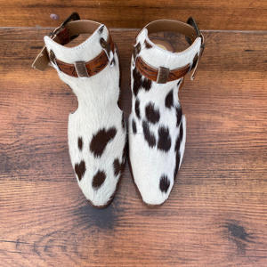 Éxito de Ventas Botas Vaqueras Genuinas de Piel de Vaca con Pelo Estilo Western con Dos Correas al Tobillo y Hebillas Ornamentadas Botines de Punta Fina para Mujer - Product Image 3