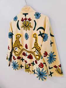 เสื้อแจ็คเก็ตบอมเบอร์กำมะหยี่ปักลายดอกไม้ลายเสือดาวทำมือ-เป็นมิตรกับสิ่งแวดล้อม แบบกลับด้านได้ แขนสั้น ดีไซน์สำหรับฤดูหนาว จากราชสถาน - Product Image 5