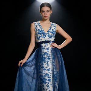 Promotion exceptionnelle sur la jupe longue élégante à imprimé floral bleu avec superposition transparente, jupe formelle taille haute évasée pour femme, idéale pour les mariages. - Product Image 1