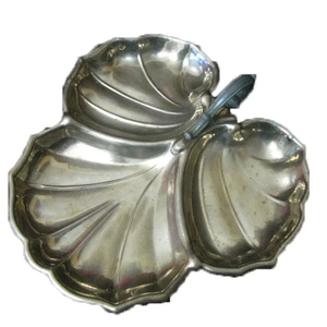 Assiette minimaliste en acier inoxydable argenté en forme de feuille, idéale pour servir des fruits coupés avec style, pour embellir la table à manger, en provenance d'Inde. - Product Image 1