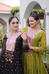 Nueva Colección de Diseñador para Navratri: Vestidos Anarkali de Georgette Sintética con Estampado Laheriya y Trabajo Kutche, Vestidos Navratri con Gran Vuelo - Product Image 5