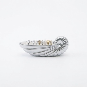 Bandeja y plato decorativo de lujo para anillos de compromiso, con forma de concha de Nautilus plateada pulida, ideal como regalo para bodas. - Product Image 1