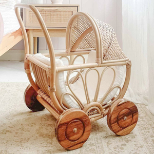 Poussette pour poupées en rotin, jouet interactif pour enfant, fabriqué à la main en canne naturelle, poussette pour poupées - Product Image 1
