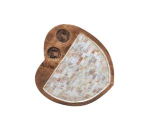 Bandeja de madera artesanal con detalles de concha de nácar, ideal para decoración de interiores estilo palacio real. - Product Image 3