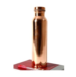 La bouteille d'eau en cuivre favorise une vie saine en encourageant une hydratation régulière et en soutenant l'équilibre naturel du bien-être. - Product Image 2