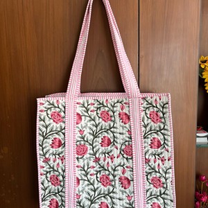Bolso Tote Acolchado de Algodón con Estampado Floral Rosa, Asas a Rayas, Estilo Moderno con Parte Superior Abierta para Compras en Todas las Temporadas - Product Image 2