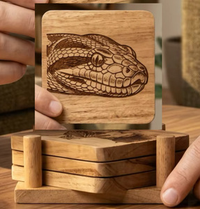 Juego de Posavasos Cuadrados de Madera con Diseño Rústico, Hechos a Mano, Reutilizables, de 10 cm de Diámetro, de Uttar Pradesh - Product Image 1