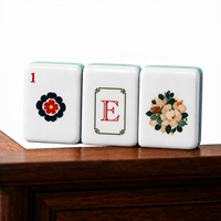 Jeu de tuiles de mahjong en acrylique bleu héritage avec motifs décoratifs sur le devant et dos colorés pour jeux de société et tables de mahjong de club