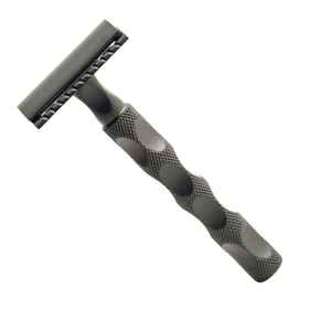 Cuchilla de afeitar de doble filo de acero inoxidable de primera calidad con orificio para el dedo para un mejor agarre, ideal para uso doméstico y en salones de belleza, con logotipo y color personalizados. - Product Image 4