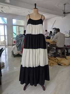 Robe longue décontractée d'été pour femme, noire et blanche, à blocs de couleur, bretelles spaghetti, coupe trapèze, style bohème, avec ourlet évasé à volants - Product Image 3