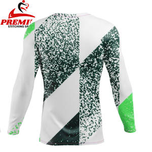 Diseña tu Rash Guard Negro Liso Personalizado, Rash Guard MMA en Blanco, Rash Guard BJJ de Manga Larga para Hombre al por Mayor - Product Image 2