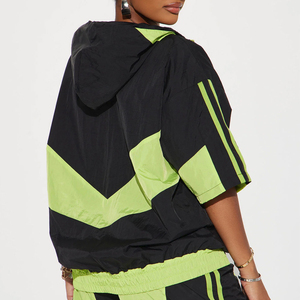 Ensemble deux pièces pour femme avec logo imprimé en relief personnalisé, comprenant un sweat à capuche et un short coupe-vent zippé en nylon uni, fabriqué sur mesure pour un style décontracté. - Product Image 4