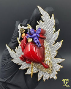 Colgante de Moda con Alas de Sagrado Corazón Totalmente Adornado con Diamantes Cultivados en Laboratorio VVS en Plata de Ley 925 - Product Image 4