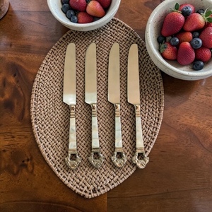 Ensemble de couteaux vintage en or avec manches en nacre pour la mise en table - Product Image 4