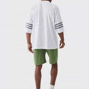 เสื้อยืดคอวีของผู้ชายแบบกำหนดเองและชุดกางเกงขาสั้นพิมพ์ลายสะท้อนแสง2ชิ้นสิ่งจำเป็นสำหรับฤดูร้อนพร้อมโลโก้แขนครึ่ง - Product Image 4