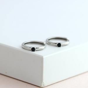 Pendientes de Aro Pequeños Minimalistas de Oro Amarillo Sólido de 14K con Diamantes Cultivados en Laboratorio Negros, Joyería Elegante para Fiestas - Product Image 4