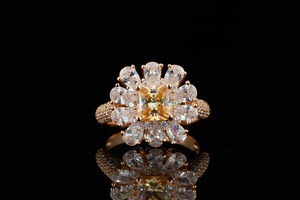 Bague Fleur en Moissanite Plaqué Or Rose, Taille Coussin, Sertissage à Griffes Centrales, Bijou de Luxe pour Femme, Idéal pour Fiançailles - Product Image 5