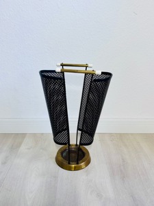 Paragüero de doble cara en metal negro con dos compartimentos, ideal para hoteles, oficinas, cafeterías y entradas de alto tráfico. - Product Image 2