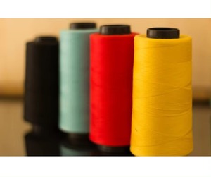 Vente en gros de fil à coudre peigné 100% polyester 40/2 5000yds résistance chimique à haute température technique de filage à l'anneau à motif brut - Product Image 3