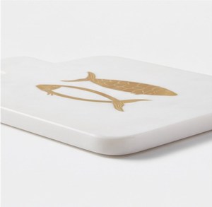 Tabla de cortar rectangular de mármol blanco con mango y diseño de dos peces dorados - Product Image 3