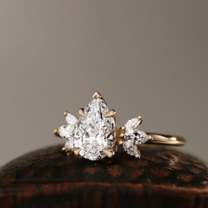 Anillo de Compromiso con Diamante Corte Pera, Oro Sólido de 14K, Diamante Cultivado en Laboratorio, Certificado IGI, Estilo Moderno, Anillo para Mujer - Product Image 3