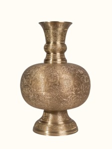 Vase en laiton oriental avec gravure florale et bord évasé pour usage décoratif - Product Image 4