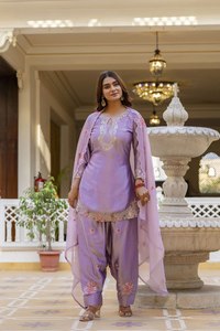 Ensemble de costume élégant en satin de créateur avec broderie codée - Product Image 2