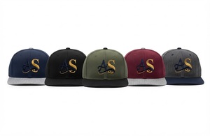 Gorra de Béisbol Estructurada Heather Grey con Visera Plana Negra, Bordado Monograma en Dos Tonos Azul Marino y Dorado - Product Image 6