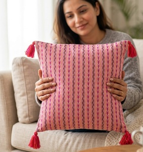 Funda de Cojín Cuadrada con Borlas y Estampado de Rayas Verticales en Rosa, Naranja y Magenta, Diseños Personalizados 18X18 - Product Image 1