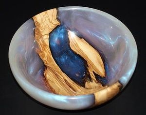 Cuenco decorativo de resina epoxi y madera, diseñado con un cuenco de madera orgánica y una cubierta de resina brillante para una decoración elegante del hogar. - Product Image 3