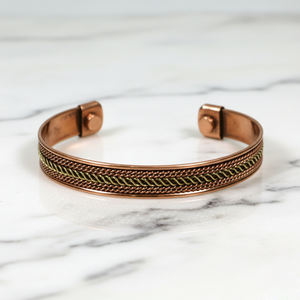 Bracelet manchette artisanal en laiton et cuivre mélangés avec motif en fil tressé pour hommes et femmes - Product Image 6