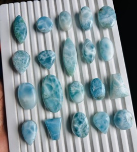 Cabujón de Larimar Natural Pulido de Formas Mixtas - Precio al por Mayor para Fabricación de Joyería - Product Image 3