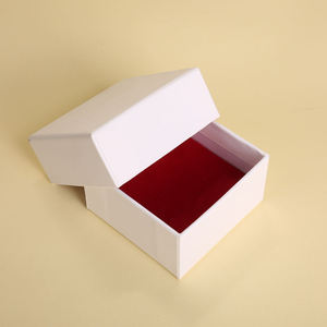 Caja de Regalo Personalizada Hecha a Mano, Ecológica y Biodegradable de Alta Calidad para Joyería, Cartón Rígido con Logotipo UV e Inserto de Espuma - Product Image 1