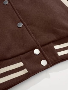 Chaqueta Varsity de Béisbol Estilo Preppy para Hombre, 100% Algodón, Color Marrón Crema, Diseño Personalizado, Ropa Urbana, Fabricante OEM - Product Image 4