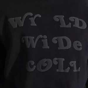 เสื้อฮู้ดพิมพ์ลายพัฟฟ์แบบกำหนดเองสำหรับฤดูหนาว ผู้ชาย คุณภาพสูง ทรงปกติ โลโก้แบบกำหนดเอง ผ้าฟลีซ 100% คอตตอน 300 กรัม ระบายอากาศได้ดี ซิปแบบสวม - Product Image 5