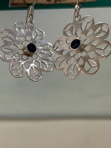 Pendientes colgantes clásicos de plata alemana con diseño floral al por mayor para mujer, joyería pequeña de moda de calidad para mujer - Product Image 3