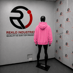 Sweat-shirt à capuche rose personnalisé avec fermeture éclair, motif croix gothique et lettres AB, style streetwear unisexe pour hommes et femmes - Product Image 4
