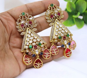 Boucles d'oreilles pendantes en laiton massif plaqué or avec moissanite de qualité supérieure, magnifiques et tendance, pour les tenues de mariage et les soirées féminines - Product Image 5