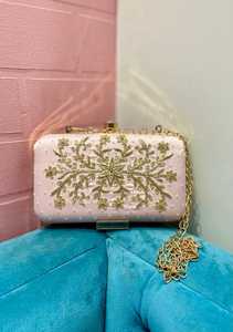 Hermoso bolso de mano rosa de satén con bordado floral dorado y cierre de cadena, bolso de noche para mujer - Product Image 1